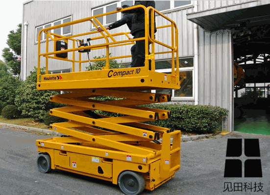 剪刀式高空作业平台技术参数：  型号：Compact10  Technical data 技术参数  工作高度  33ft 2in / 10,1米  承载能力  992 lb / 450米  平台高度  26ft 7in / 8,1米  平台尺寸  7ft 7in x 3ft 11in / 2,3 x 1,2米  贮藏高度  7ft 5in / 2,26米  宽度  3ft 11in / 1,20米  长度  8ft 2in / 2,48米  爬坡能力  23%  动力源  24伏 - 250 安  重量(公斤)  5 138 lb / 2,330公斤  产品说明：  升降装置，剪刀式高空作业平台适用于许多不同的领域，大型作业平台的工作高度可从6至34米选择: 应用于建筑、航天、石化、飞机维修、大型工厂、造船工业以及其他各项领域。Optimum和Compact电动系列能在狭小的空间灵活操作，安静的电力驱动多用于室内; Compact系列部分型号和H柴油系列(柴油动力驱动 ) 的机器多用于室外.配备有适合室外粗糙地形使用的柴油动力型或者室内使用的静音电动型。它们的承载能力从230公斤到1000公斤可以选择。