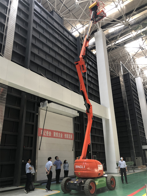 移动式曲臂式高空作业车